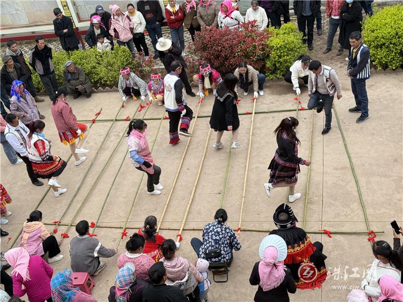 星空体育网页-乡村特色竹竿挤拔河，传承传统民俗运动的简单介绍