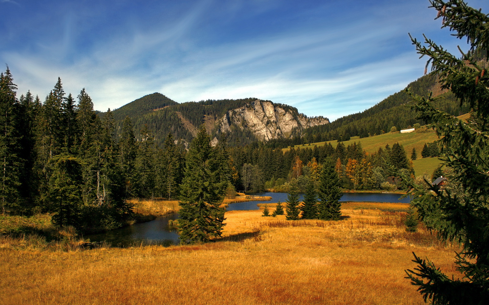 足球运动走出大城市,乡村足球逐渐兴起,农村足球比赛